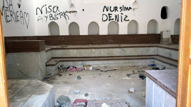 657 yıllık hamama zarar verip yağmaladılar